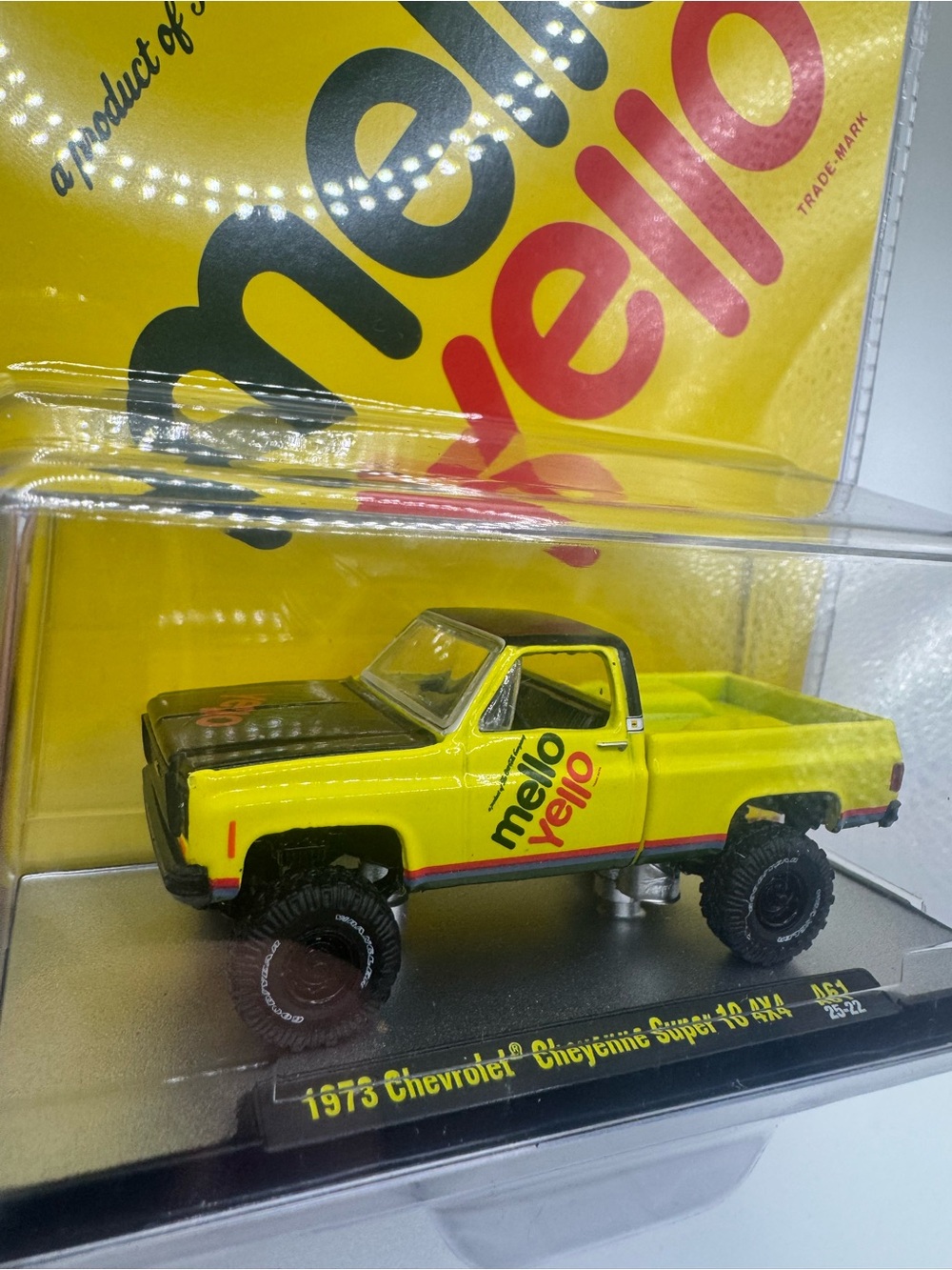 M2 MACHINES - COCA-COLA MELLO YELLO - 1973 CHEVY CHEYENNE SUPER 10 4x4